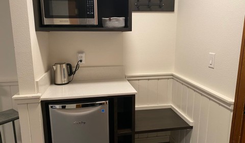 Mini fridge and microwave in a guest room in an inn