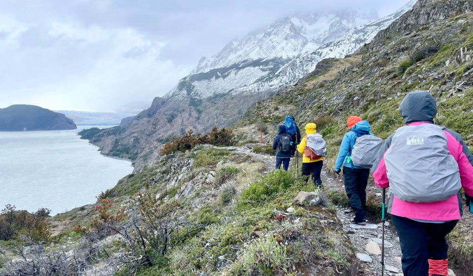 Women trekking along Lago Grey